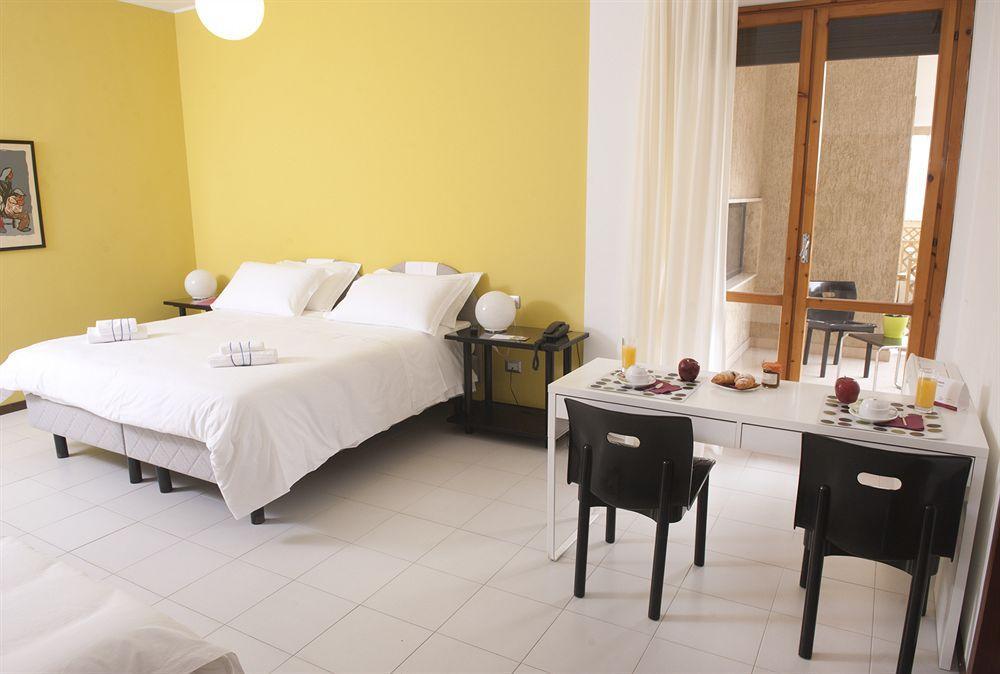 Hotel Zenit Salento เลชเช ภายนอก รูปภาพ
