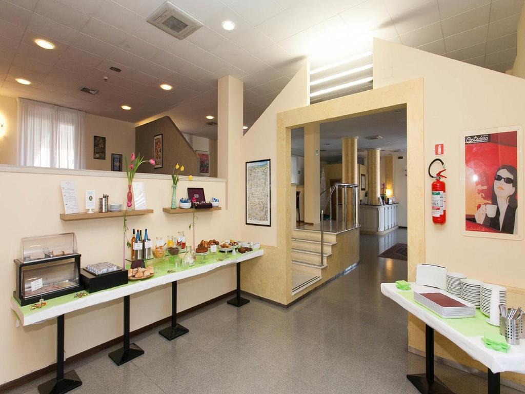 Hotel Zenit Salento เลชเช ภายนอก รูปภาพ