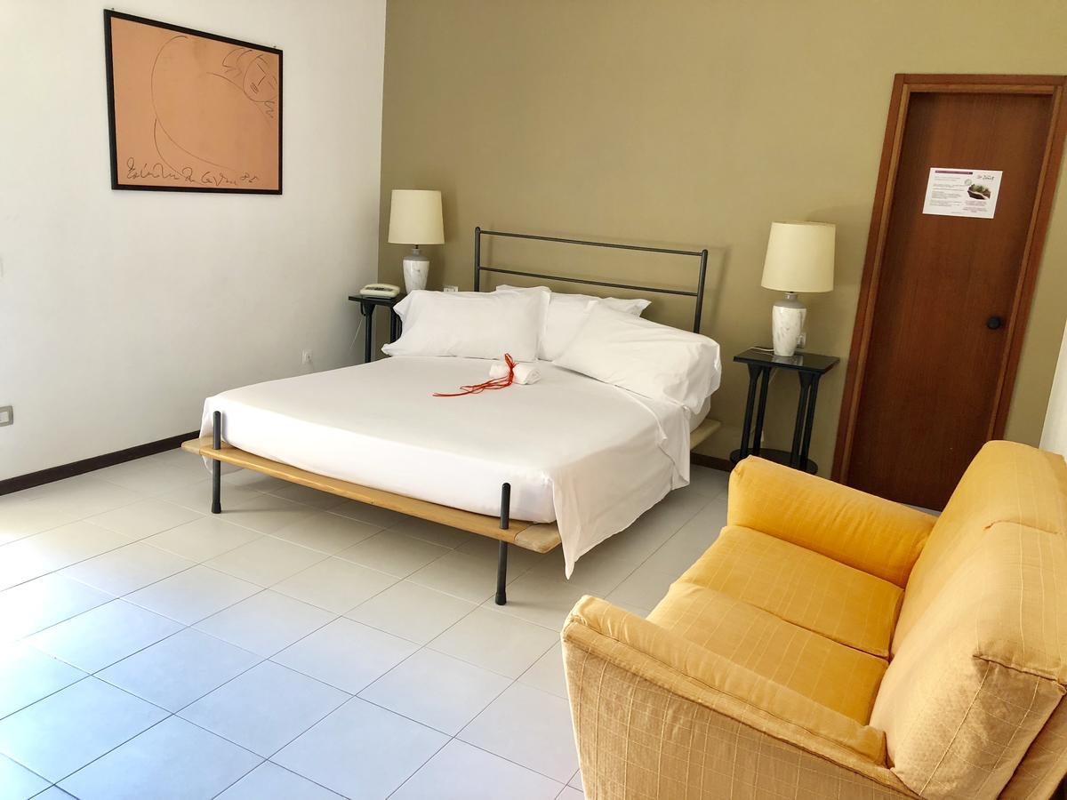 Hotel Zenit Salento เลชเช ภายนอก รูปภาพ